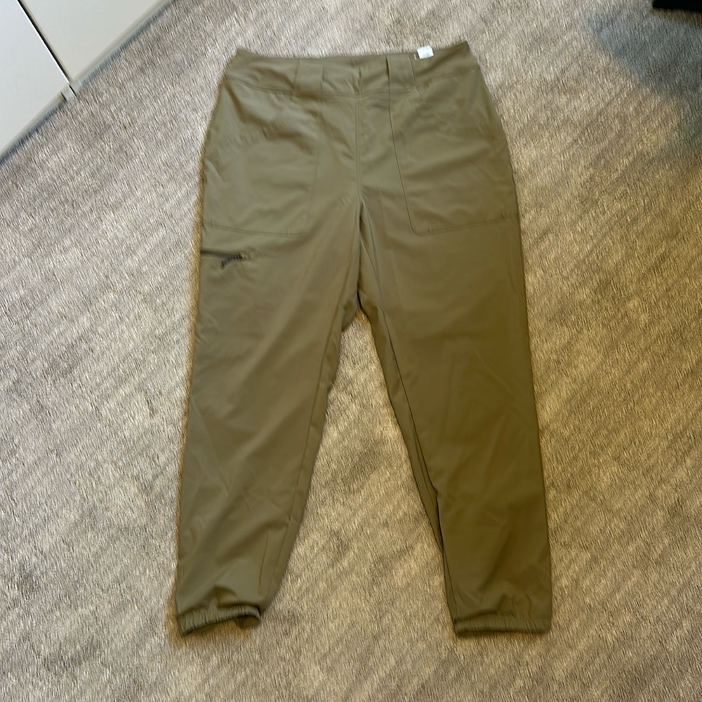 Patagonia - awesome trail / hiking / travel pants! Never worn!